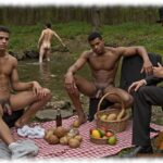 Drei junge Männer im Wald beim Lunch, zwei nackt, präsentieren ihre Lustpendel.