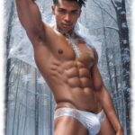 Junger Mann , halbnackt auf einer Waldlichtung im Winter. mit gut ausgebeultem weißer Slip.