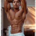 Sportlicher Twink im Sommer, Hände hinter dem Kopf mit Sixpack.