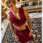 Junger Adeliger auf Teppich stehend, Toga bedeckt den Oberkörper. Tunika mit leichter Auswölbung.