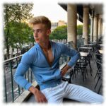 Straßenkaffee-Szene, Twink an Geländer gelehnt, Lust zeichnete sich in Umrissen ab.