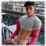 Café-Szene, Twink auf Dachterrasse, die erhabene Statue und Lustmandeln unübersehbar. Leiblicher Tau auf Sixpack.