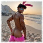 Dunkelhäutiger Twink im Bunny-Kostüm, Rückenansicht, praller Po leicht nach hinten gedrückt.