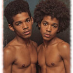 Magazin, Twins in Lust: Zwei dunkelhäutige Twinks im Portrait.