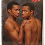 Magazin, Butt Buddies: Zwei dunkelhäutige Twinks einander zugewandt, Hand auf der Schulter.