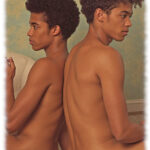 Magazin, Don´t tell Dad!: Zwei Twinks sitzen nackt Rücken an Rücken.