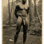 Vintage-Dunkelhäutiger Mann im Wald, Hände auf Rücken, prächtiges Juwel der Liebe hängt nach unten.