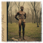 Vintage-Dunkelhäutiger Mann im Wald, Hände auf Rücken, erhabene Statue steil nach vorn, Lebensperlen darunter.