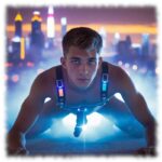 Futuristische Szene, Twink im Lederharness, auf allen Vieren, Licht scheint von Hinten gegen sein Juwel der Liebe.