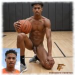 Dunkelhäutiger Basketballer, halb kniend, Lustkelch hängt frei zwischen den Beinen.