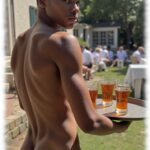 Dunkelhäutiger Twink, mit Tablett im Garten, Pants halb herunter gezogen.