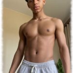 Twink, Frontalansicht, eine dezente Linie im Stoffverlauf zeichnet sich ab.