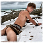 Odin’s Sohn liegt bauchlinks im Schnee. praller Hintern, das Juwel der Liebe im Schnee verborgen.
