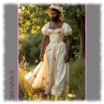 Dunkelhäutiger Bartträger im Sommer-Kleid, großzügiges Dekolleté, am Waldrand.