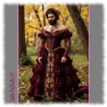 Bartträger in opulentem dunkelroten Kleid, eng geschnürt, im Wald stehend.