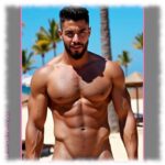 Portrait: Bärtiger Mann am Strand, muskulös, mit Brustbehaarung.