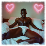 Dunkelhäutiger Twink, auf Bett liegend, weißer Slip mit Lustvollem Hügel.