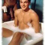 Twink in Badewanne, Dunkelhäutiger mit Ast des Lebensbaums dahinter.