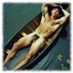 Twink im Boot liegend, dunkler Lockenkranz umrahmt sein Juwel der Liebe.