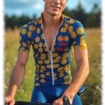 Radfahrer im Sonnenlicht, Dress leicht geöffnet, verräterische Wölbung in der Hose.