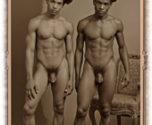 Vintage-Poster, Estate Sale, zwei dunkelhäutige Männer, nackt, zeigen ihre Bacchusfackeln. Vintage-Poster, Estate Sale, zwei dunkelhäutige Männer, nackt, zeigen ihre Bacchusfackeln.