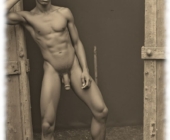 Vintage-Poster, Field Hand, dunkelhäutiger Mann an Stalltür, nackt und sichtbares goldener Schlüssel. Vintage-Poster, Field Hand, dunkelhäutiger Mann an Stalltür, nackt und sichtbares goldener Schlüssel.