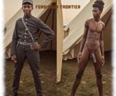 Vintage-Zwei Bilder dunkelhäutiger Mann vor Zelt stehend, verschiedene Posen, in Uniform und nackt mit ausgeprägtem Lebensschlüssel. Vintage-Zwei Bilder dunkelhäutiger Mann vor Zelt stehend, verschiedene Posen, in Uniform und nackt mit ausgeprägtem Lebensschlüssel.