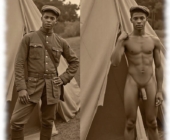 Vintage-Zwei Bilder dunkelhäutiger Mann vor Zelt stehend, verschiedene Posen, in Uniform und nackt. Vintage-Zwei Bilder dunkelhäutiger Mann vor Zelt stehend, verschiedene Posen, in Uniform und nackt.