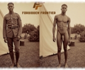 Vintage-Zwei Bilder dunkelhäutiger Mann vor Zelt stehend, verschiedene Posen, in Uniform und nackt mit erhabenem Lustpendel. Vintage-Zwei Bilder dunkelhäutiger Mann vor Zelt stehend, verschiedene Posen, in Uniform und nackt mit erhabenem Lustpendel.