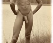 Vintage-Dunkelhäutiger Mann am See, Hände in den Hüften, Juwel der Liebe hängt nach unten. Vintage-Dunkelhäutiger Mann am See, Hände in den Hüften, Juwel der Liebe hängt nach unten.