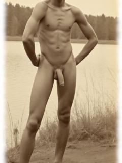 Vintage-Dunkelhäutiger Mann am See, Hände in den Hüften, Juwel der Liebe hängt nach unten. Vintage-Dunkelhäutiger Mann am See, Hände in den Hüften, Juwel der Liebe hängt nach unten.