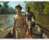 Zwei Twinks im Boot auf dem Fluss, freie Oberkörper. Dunkelhäutiger rudert. Zwei Twinks im Boot auf dem Fluss, freie Oberkörper. Dunkelhäutiger rudert.