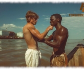 Zwei Twinks mit nassem Oberkörper, auf Boot stehend, gegenseitige Berührung. Zwei Twinks mit nassem Oberkörper, auf Boot stehend, gegenseitige Berührung.