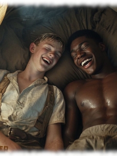 Zwei Twinks lachend im Zelt liegend, Nahaufnahme. Zwei Twinks lachend im Zelt liegend, Nahaufnahme.