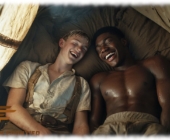 Zwei Twinks lachend im Zelt liegend, Nahaufnahme. Zwei Twinks lachend im Zelt liegend, Nahaufnahme.