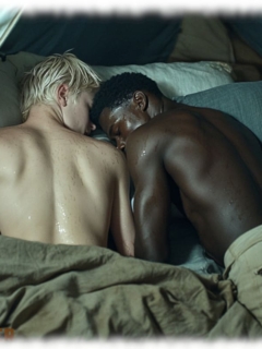 Zwei Twinks auf Bauch liegend schlafend im Zelt, Kopf an Kopf, Dunkelhäutiger mit prallem Po, Zwei Twinks auf Bauch liegend schlafend im Zelt, Kopf an Kopf, Dunkelhäutiger mit prallem Po,