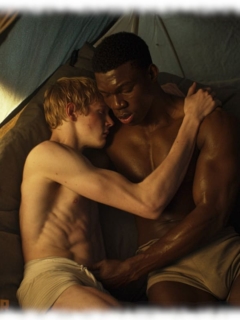 Zwei Twinks umarmen sich im Zelt liegend, Hand an der leichte Auswölbung des anderen, Zwei Twinks umarmen sich im Zelt liegend, Hand an der leichte Auswölbung des anderen,