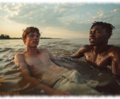 Zwei Twinks liegen im Fluss, weißer Twink mit sichtbarer Verdickung im Material. Zwei Twinks liegen im Fluss, weißer Twink mit sichtbarer Verdickung im Material.