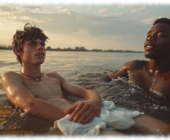 Zwei Twinks im Fluss liegend, ihre Hände ruhen auf den eigenen verspielten Reliefs. Zwei Twinks im Fluss liegend, ihre Hände ruhen auf den eigenen verspielten Reliefs.