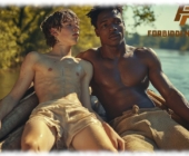 Zwei Twinks im Boot sitzend, freie Oberkörper berühren sich leicht, beide mit sanfter Ausprägung. Zwei Twinks im Boot sitzend, freie Oberkörper berühren sich leicht, beide mit sanfter Ausprägung.