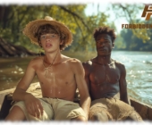 Zwei Twinks im Boot sitzend, freie Oberkörper, fahren den Fluss entlang. Zwei Twinks im Boot sitzend, freie Oberkörper, fahren den Fluss entlang.