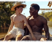 Zwei Twinks sitzen im Boot, Hand des einen ruht auf der verheißenden Wölbung des anderen. Zwei Twinks sitzen im Boot, Hand des einen ruht auf der verheißenden Wölbung des anderen.