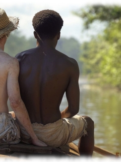 Zwei Twinks sitzen im Boot, Hand des einen unter dem Po des anderen. Zwei Twinks sitzen im Boot, Hand des einen unter dem Po des anderen.