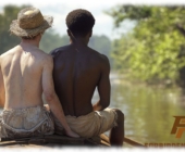Zwei Twinks sitzen im Boot, Hand des einen unter dem Po des anderen. Zwei Twinks sitzen im Boot, Hand des einen unter dem Po des anderen.