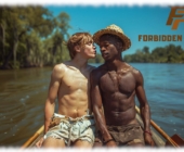 Zwei Twinks auf Boot sitzend, einander zugewandt, kurz vor einem Kuss. Zwei Twinks auf Boot sitzend, einander zugewandt, kurz vor einem Kuss.