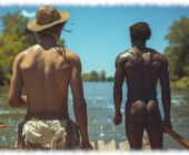 Zwei Twinks auf Boot stehend, Rückansicht, dunkelhäutiger Twink nackt mit prallem Po. Zwei Twinks auf Boot stehend, Rückansicht, dunkelhäutiger Twink nackt mit prallem Po.