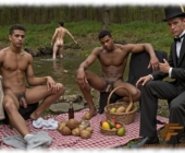 Drei junge Männer im Wald beim Lunch, zwei nackt, präsentieren ihre Lustpendel. Drei junge Männer im Wald beim Lunch, zwei nackt, präsentieren ihre Lustpendel.