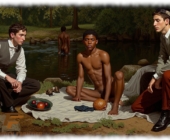 Drei junge Männer im Wald auf einer Decke, nackter dunkelhäutiger Mann in der Mitte, Drei junge Männer im Wald auf einer Decke, nackter dunkelhäutiger Mann in der Mitte,