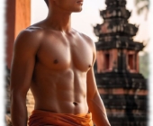 Buddhistischer Novize vor Pagode meditierend. Buddhistischer Novize vor Pagode meditierend.