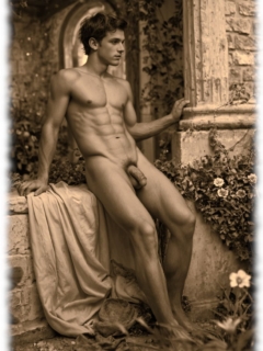 Von Gloeden Sepia, Knabe sitzend zeigt sein Juwel der Liebe. Von Gloeden Sepia, Knabe sitzend zeigt sein Juwel der Liebe.